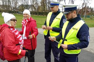 Na zdjęciu widać policjantów oraz uczestników biegu.