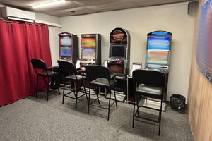 Na zdjęciu widać 4 urządzenia służące do gier losowych.