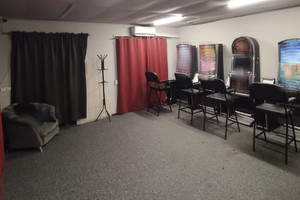 Na zdjęciu widać pomieszczenie, w którym znajdują się automaty do gier.