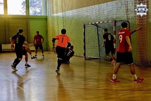 Na zdjęciach widać uczestników zawodów sportowych.