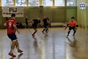 Na zdjęciach widać uczestników zawodów sportowych.