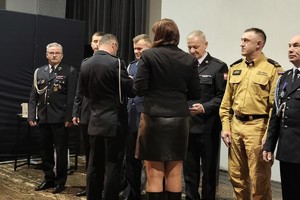 Na zdjęciu widać osoby odznaczane podczas honorowej gali.