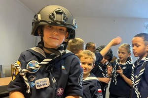 Na zdjęciu widać zuchy podczas wizyty w żorskiej komendzie Policji.