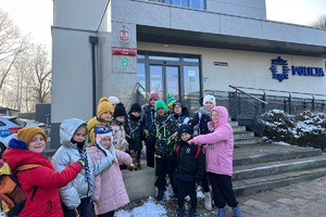 Na zdjęciu widać zuchy przed żorską komendą Policji.