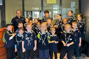 Na zdjęciu widać policjanta oraz zuchy podczas wizyty w żorskiej komendzie Policji.