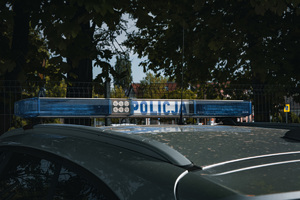 Na zdjęciu widać dach policyjnego radiowozu.