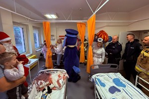 Na zdjęciu widać oddział szpitalny oraz uczestników akcji.