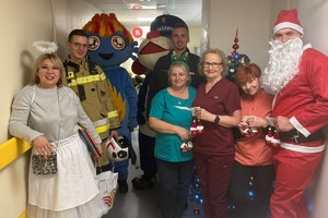 Na zdjęciu widać oddział szpitalny oraz uczestników akcji.