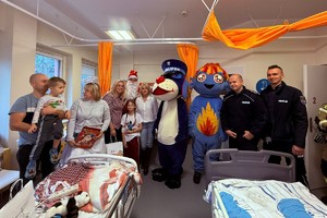 Na zdjęciu widać oddział szpitalny oraz uczestników akcji.