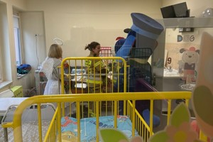 Na zdjęciu widać oddział szpitalny oraz uczestników akcji.