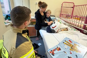 Na zdjęciu widać oddział szpitalny oraz uczestników akcji.