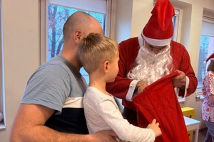 Na zdjęciu widać oddział szpitalny oraz uczestników akcji.