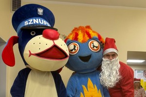 Na zdjęciu widać oddział szpitalny oraz maskotki i mikołaja.