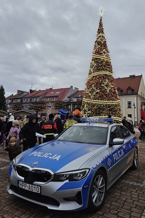 Na zdjęciu widać policjantów i uczestników spotkania na żorskim Rynku.