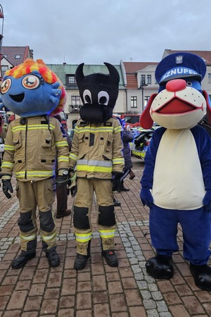 Na zdjęciu widać policyjną i strażackie maskotki na żorskim Rynku.