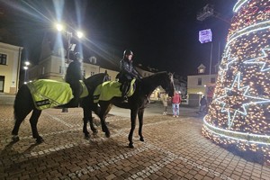 Na zdjęciu widać policjantów i uczestników spotkania na żorskim Rynku.