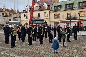 Na zdjęciu widać policjantów i uczestników spotkania na żorskim Rynku.