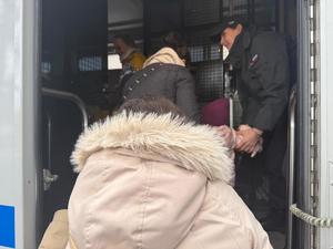 Na zdjęciu widać uczestników akcji profilaktycznej, policjantów i przedstawicieli pozostałych służb.