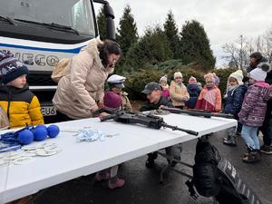 Na zdjęciu widać uczestników akcji profilaktycznej, policjantów i przedstawicieli pozostałych służb.