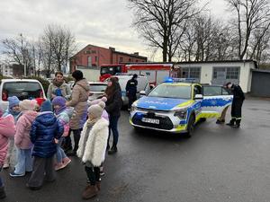 Na zdjęciu widać uczestników akcji profilaktycznej, policjantów i przedstawicieli pozostałych służb.