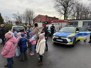 Na zdjęciu widać uczestników akcji profilaktycznej, policjantów i przedstawicieli pozostałych służb.