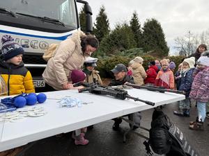 Na zdjęciu widać uczestników akcji profilaktycznej, policjantów i przedstawicieli pozostałych służb.