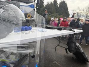 Na zdjęciu widać uczestników akcji profilaktycznej, policjantów i przedstawicieli pozostałych służb.