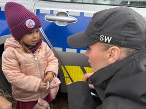 Na zdjęciu widać uczestników akcji profilaktycznej, policjantów i przedstawicieli pozostałych służb.