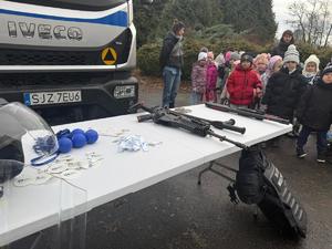 Na zdjęciu widać uczestników akcji profilaktycznej, policjantów i przedstawicieli pozostałych służb.