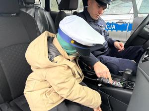 Na zdjęciu widać uczestników akcji profilaktycznej, policjantów i przedstawicieli pozostałych służb.