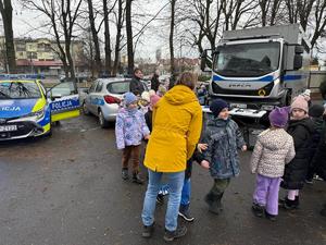 Na zdjęciu widać uczestników akcji profilaktycznej, policjantów i przedstawicieli pozostałych służb.