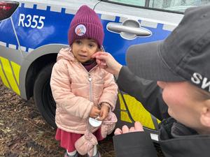 Na zdjęciu widać uczestników akcji profilaktycznej, policjantów i przedstawicieli pozostałych służb.