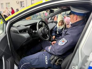 Na zdjęciu widać uczestników akcji profilaktycznej, policjantów i przedstawicieli pozostałych służb.