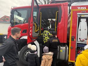 Na zdjęciu widać uczestników akcji profilaktycznej, policjantów i przedstawicieli pozostałych służb.