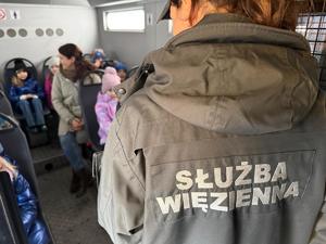 Na zdjęciu widać uczestników akcji profilaktycznej, policjantów i przedstawicieli pozostałych służb.