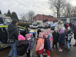 Na zdjęciu widać uczestników akcji profilaktycznej, policjantów i przedstawicieli pozostałych służb.