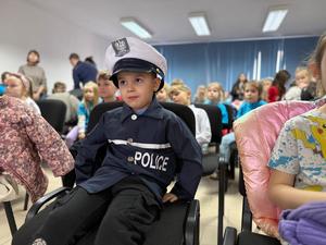 Na zdjęciu widać uczestników akcji profilaktycznej, policjantów i przedstawicieli pozostałych służb.