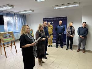 Na zdjęciu widać uczestników akcji profilaktycznej, policjantów i przedstawicieli pozostałych służb.