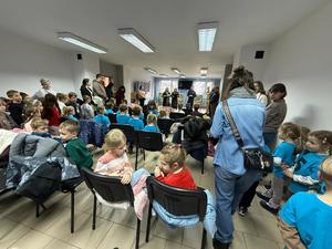 Na zdjęciu widać uczestników akcji profilaktycznej, policjantów i przedstawicieli pozostałych służb.