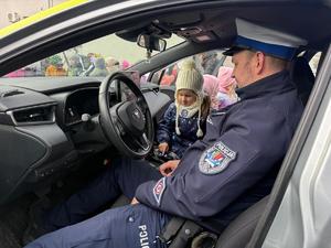 Na zdjęciu widać uczestników akcji profilaktycznej, policjantów i przedstawicieli pozostałych służb.