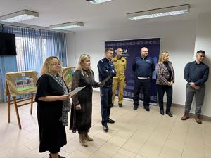 Na zdjęciu widać uczestników akcji profilaktycznej, policjantów i przedstawicieli pozostałych służb.