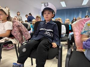 Na zdjęciu widać uczestników akcji profilaktycznej, policjantów i przedstawicieli pozostałych służb.