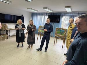 Na zdjęciu widać uczestników akcji profilaktycznej, policjantów i przedstawicieli pozostałych służb.