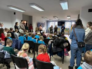 Na zdjęciu widać uczestników akcji profilaktycznej, policjantów i przedstawicieli pozostałych służb.