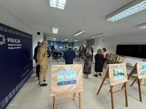 Na zdjęciu widać uczestników akcji profilaktycznej, policjantów i przedstawicieli pozostałych służb.