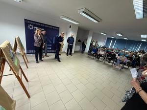 Na zdjęciu widać uczestników akcji profilaktycznej, policjantów i przedstawicieli pozostałych służb.