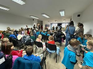 Na zdjęciu widać uczestników akcji profilaktycznej, policjantów i przedstawicieli pozostałych służb.