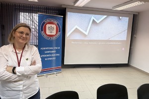 Na zdjęciu widać przedstawicielkę sanepidu.