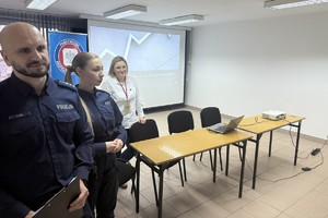 Na zdjęciu widać policjantów, przedstawicielkę sanepidu.