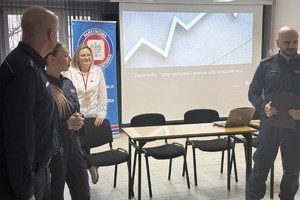 Na zdjęciu widać policjantów, przedstawicielkę sanepidu.